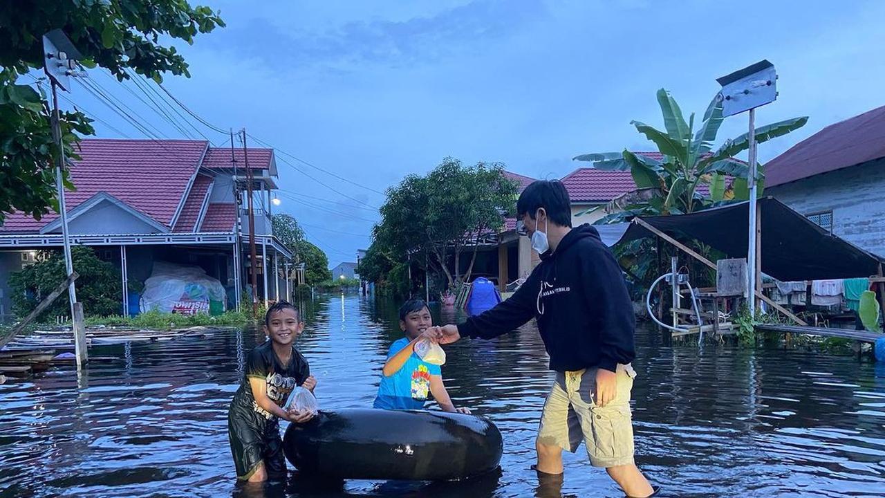 Warga akui terkejut kedatangan langsung Rian d'Masiv di tengah banjir. (Sumber: Instagram/@rianekkypradipta) 
