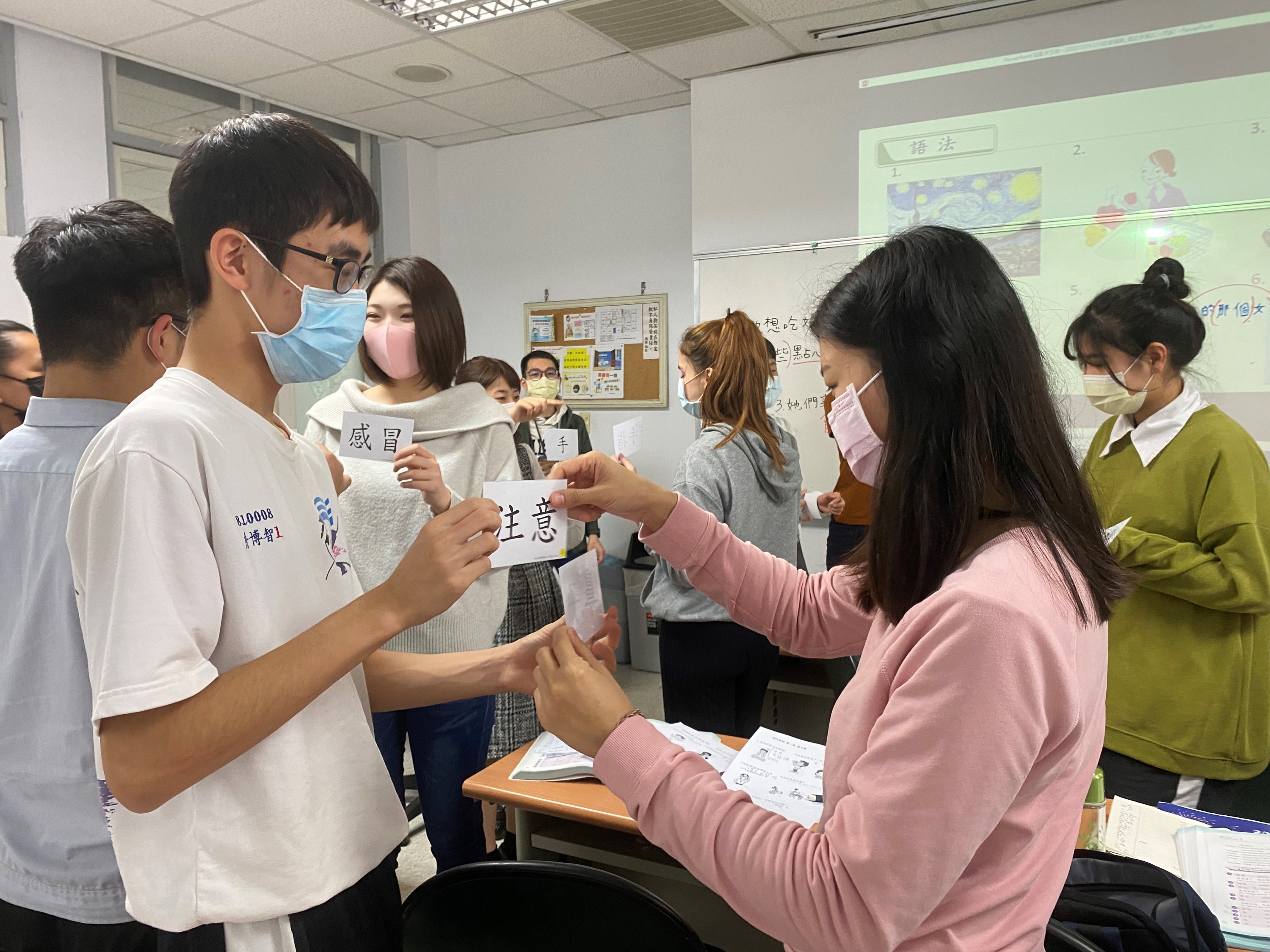 台灣學生用英語教外籍學生學習華語 圖／新北市教育局提供