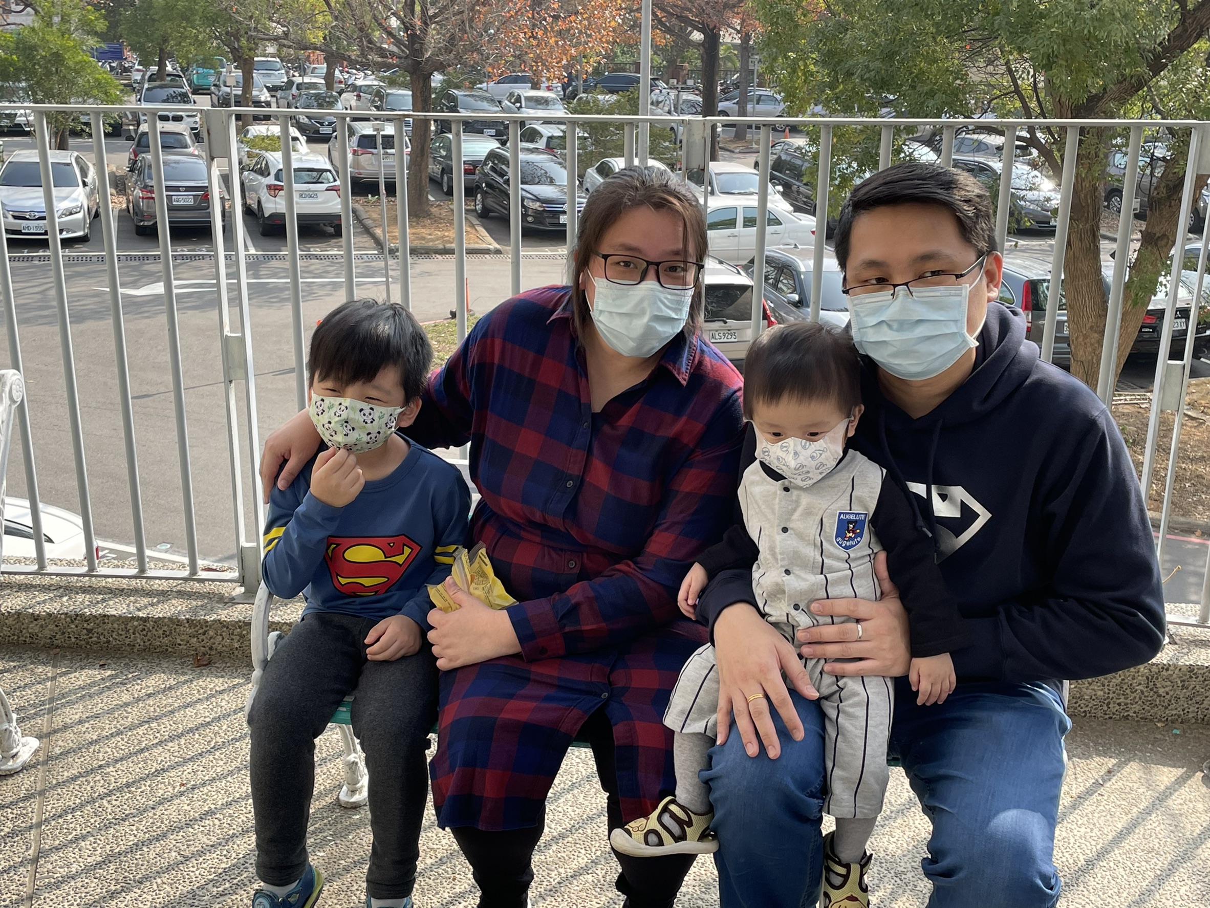 The 21-month-old Malaysian child and his family. Image by Taichung Veterans General Hospital.   