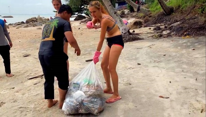 Cô gái Nga giúp thu gom rác khi đi tắm biển tại Phú Quốc. (Ảnh: trích dẫn từ dulichvietnam.com.vn 