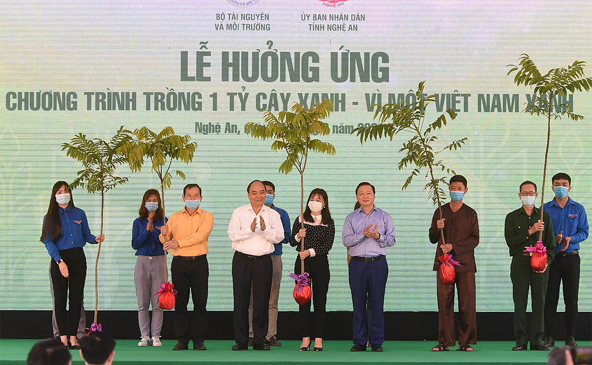 Thủ tướng Nguyễn Xuân Phúc dự lễ hưởng ứng chương trình trồng một tỷ cây xanh tại Nghệ An. (Ảnh: trích dẫn từ báo VnExpress)