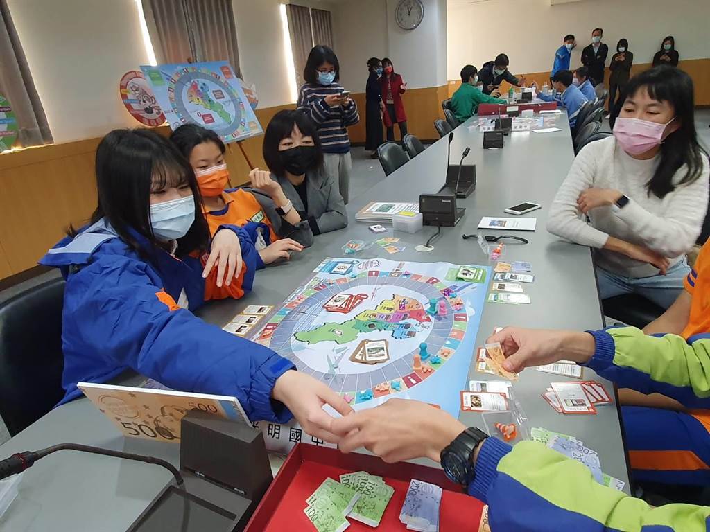 Trò chơi cờ bàn đặc biệt giúp các em học sinh học tiếng Anh dễ dàng hơn. (Nguồn ảnh: Cục Giáo dục của thành phố Đào Viên cung cấp)