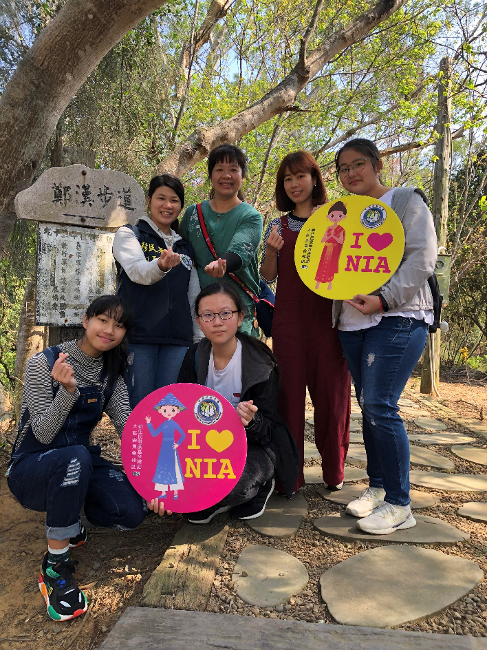 Tseng was chosen into the “7th Dream Building Program for New Immigrants and their Children” by NIA, together with her mother Phung Thi Anh (逢氏英), classmates Zhang wen ci (張玟慈) and Deng Hui Yun (鄧惠云), and under the guidance of teacher Huang Chiu Hsiang (黃秋香). Image courtesy of Miaoli Service Center.  