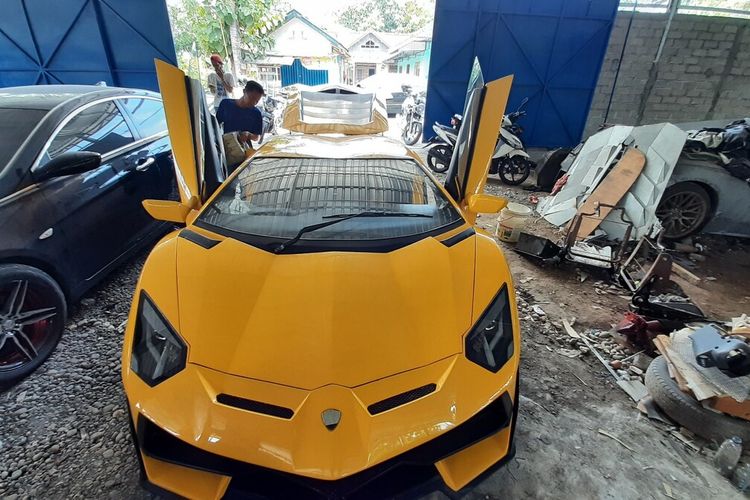 Mobil replika Lamborghini buatan, Suharyanto. Sumber : Kompas.com