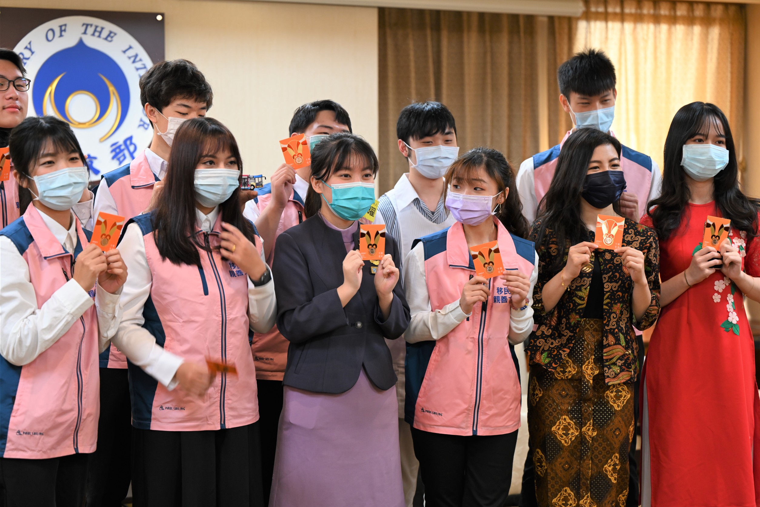 李倚瑄就讀大學航空服務相關科系，課餘時間也熱中參與各類公益服務活動，目前是「新住民二代親善大使團」成員　圖／移民署臺北市服務站提供