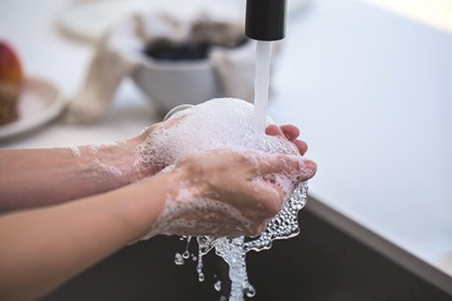 Perhatikan kebersihan tangan selama masa kekurangan air. Sumber : Pexels