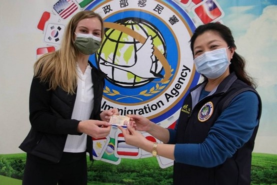 Hailey Jane Richards (kiri) telah memperoleh Kartu Emas Ketenagakerjaan Taiwan. Sumber : Taiwan News