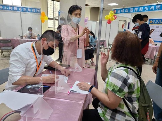 Para imigran baru juga dapat bergabung dengan Departemen Tenaga Kerja Kota New Taipei untuk memulai perekrutan pekerjaan mingguan mereka. Sumber : New Taipei City Labor Affairs Department