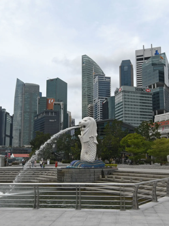 Para wisatawan mengunjungi Taman Merlion di Singapura pada 6 Maret 2020. Tempat-tempat wisata utama di Singapura sepi dari turis di tengah epidemi virus corona COVID-19. Sumber : Liputan6/Xinhua/Then Chih Wey