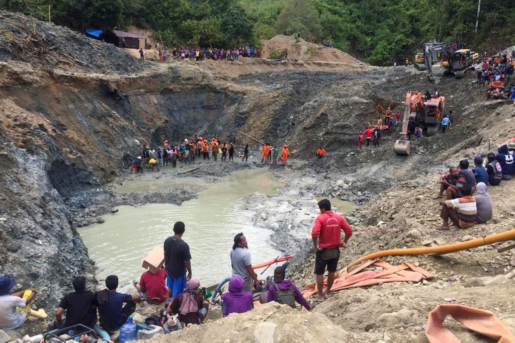 Tim penyelamat melakukan pencarian penambang yang tertimbun longsor di operasi penambangan emas ilegal di Desa Buranga, Kabupaten Parigi Moutong, Sulawesi Tengah pada 25 Februari 2021. Sumber : Jakarta Post, Agence France Presse, Lia.