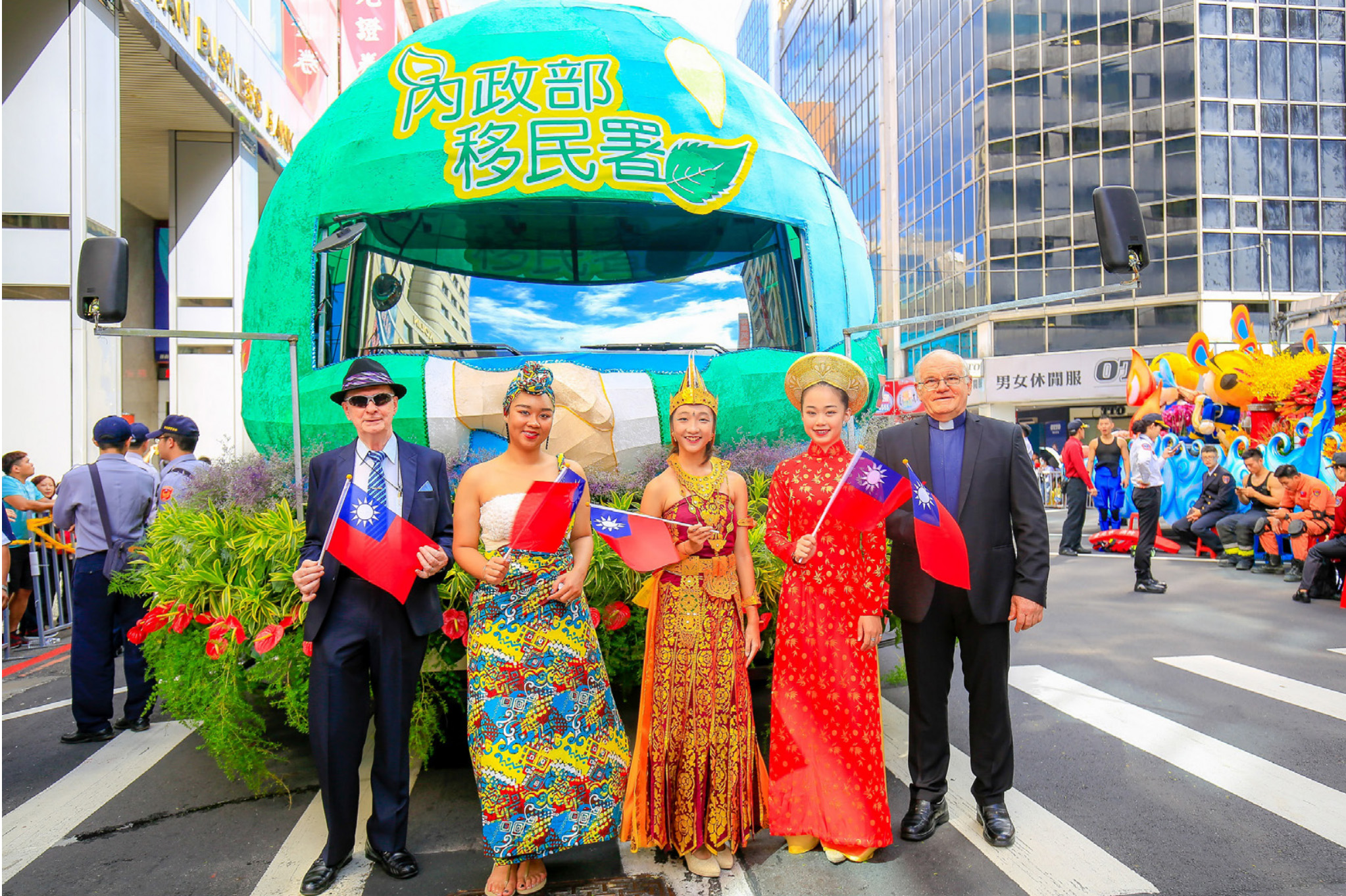 戴啟航（左一）曾參加2017年國慶花車遊行活動，擔任內政部移民署花車親善大使　圖／北市服務站提供