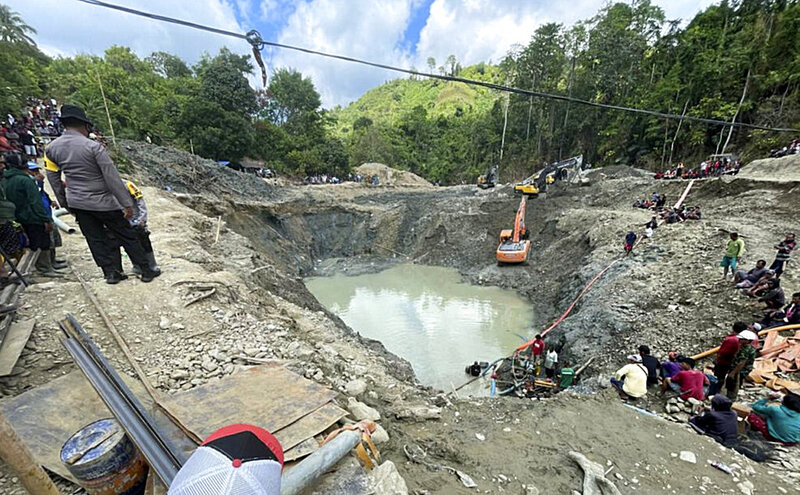 蘇拉威西島(Sulawesi)違法金礦崩塌搶救現場　圖／翻攝自The China Post