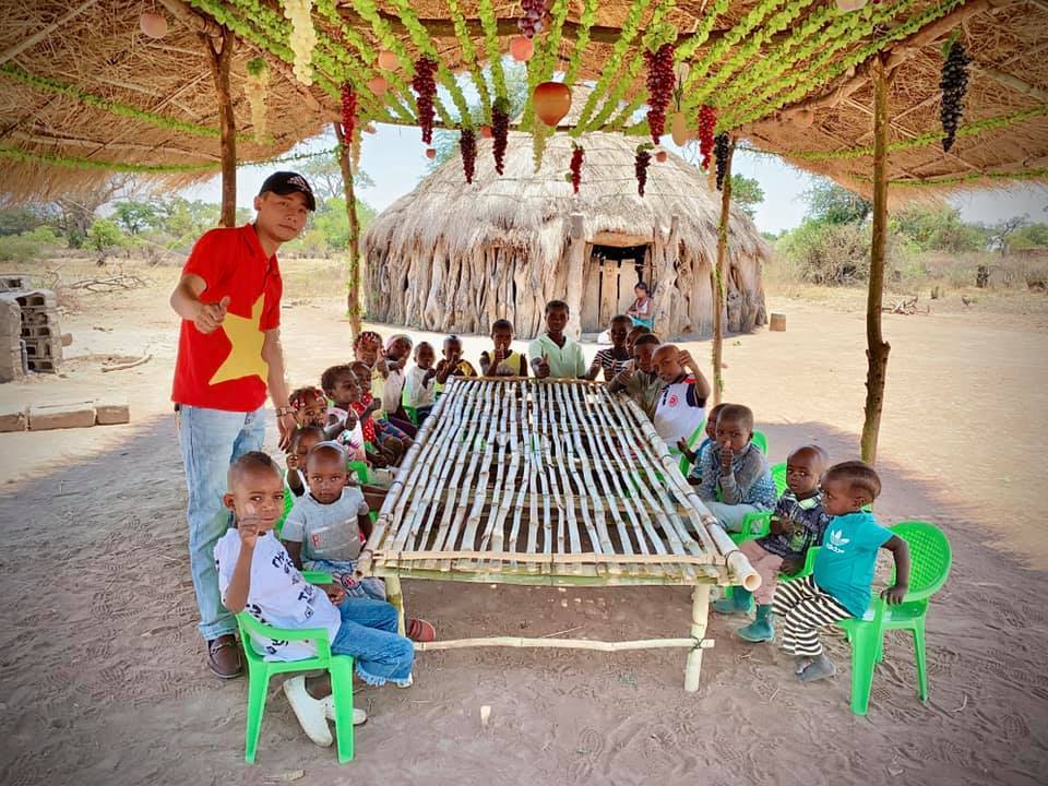 Chàng trai Phạm Quang Linh, 24 tuổi, quê Nghệ An, hiện đang sinh sống và làm việc tại Angola (châu Phi). (Ảnh: trích dẫn từ Yan.vn