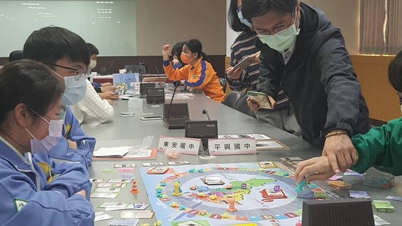 Belajar sambil bermain menggunakan board game Bahasa inggris. Sumber : Departemen Pendidikan, Taoyuan. 