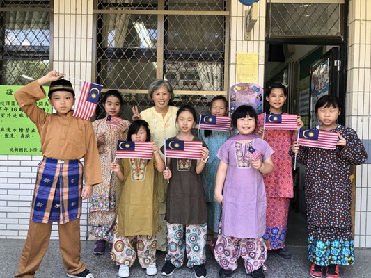 Guru bahasa ibu Huang Bao-yun mengajari siswanya budaya Melayu dan Malaysia. Sumber : NIA, CNA