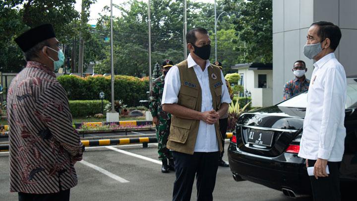 Perbincangan Presiden Joko Widodo (kanan) dengan Kepala Satgas Nasional COVID-19 Letjen. Doni Monardo (tengah) dan Menteri Koordinator Bidang Pembangunan Manusia dan Kebudayaan Muhadjir Effendy di Gedung Badan Nasional Penanggulangan Bencana (BNPB), Jakarta Timur, Rabu, 10 Juni 2020. Sumber : Tempo.co/ANTARA/POOL/Sigid Kurniawan