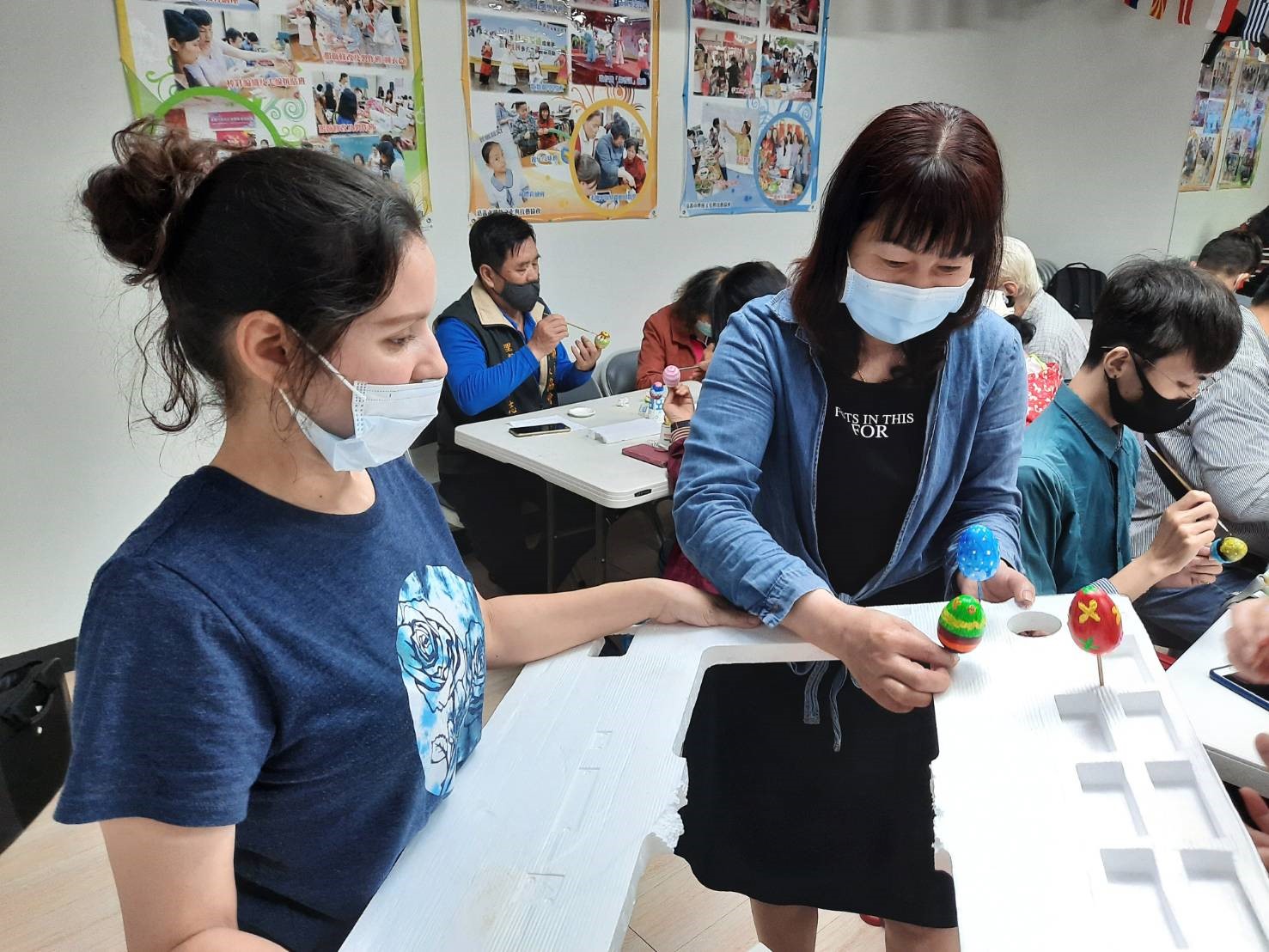 參與民眾開心將成品插在保麗龍板等待風乾　圖／嘉義市服務站提供