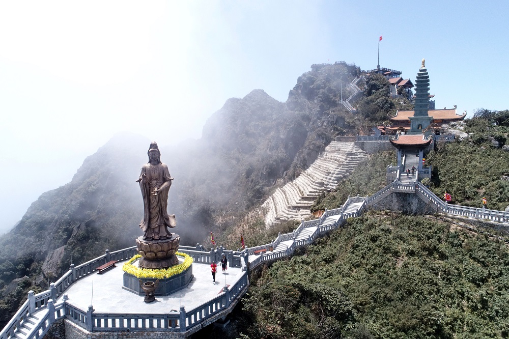 Đông đảo du khác tìm về 'Nóc nhà Đông Dương' chiêm bái Phật tại quần thể tâm linh Fansipan. (Ảnh: trích dẫn từ Moitruong.net.vn