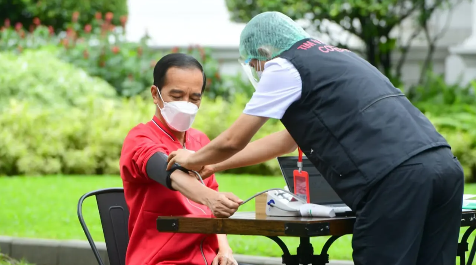 Presiden Joko Widodo atau Jokowi menjalani penapisan kesehatan saat mengikuti vaksinasi COVID-19 di Istana Kepresidenan, Jakarta, Rabu (27/1/2021). Suntikkan pertama untuk mengenalkan vaksin dan kandungan di dalamnya kepada sistem kekebalan tubuh. Sumber : Liputan6.com
