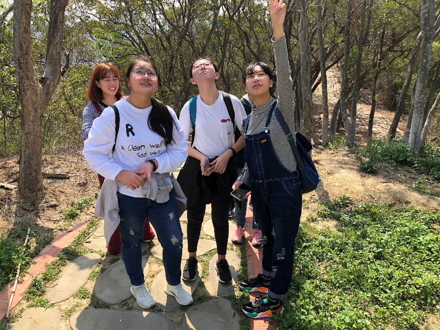 Tseng was chosen into the “7th Dream Building Program for New Immigrants and their Children” by NIA, together with her mother Phung Thi Anh (逢氏英), classmates Zhang wen ci (張玟慈) and Deng Hui Yun (鄧惠云), and under the guidance of teacher Huang Chiu Hsiang (黃秋香). Image courtesy of Miaoli Service Center. 