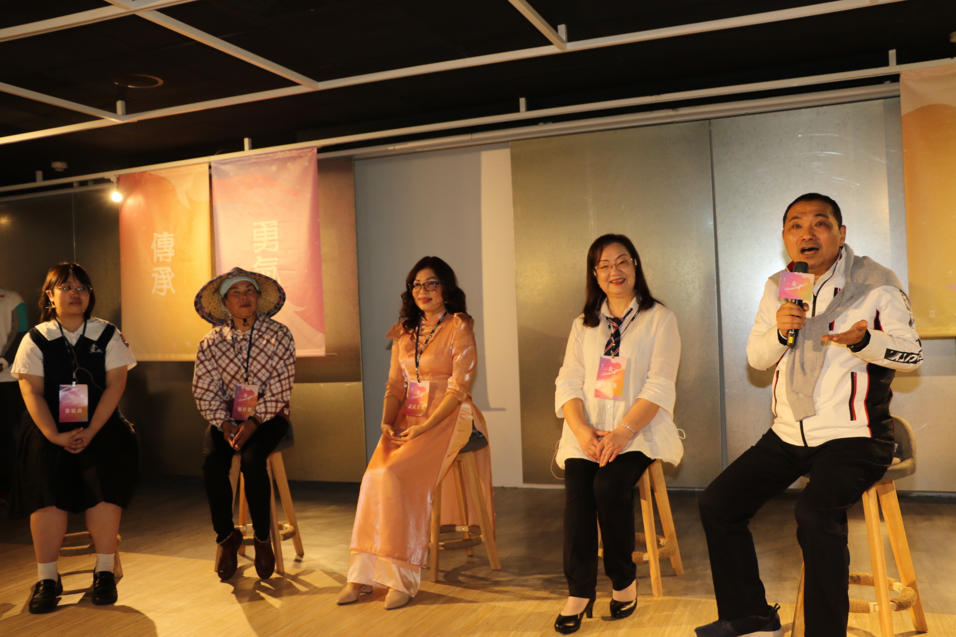 Hou Youyi berbicara tentang kode kebahagiaan dan konstelasi dengan 4 perwakilan wanita. Dari kiri: You Tingyi, Yang Guixin, Wu Shi Fangheng, He Biying. Sumber : Biro Urusan Sosial Pemerintah Kota New Taipei