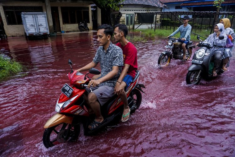 Banjir merah di Pekalongan, provinsi Jawa Tengah. Sumber : Kompas.com