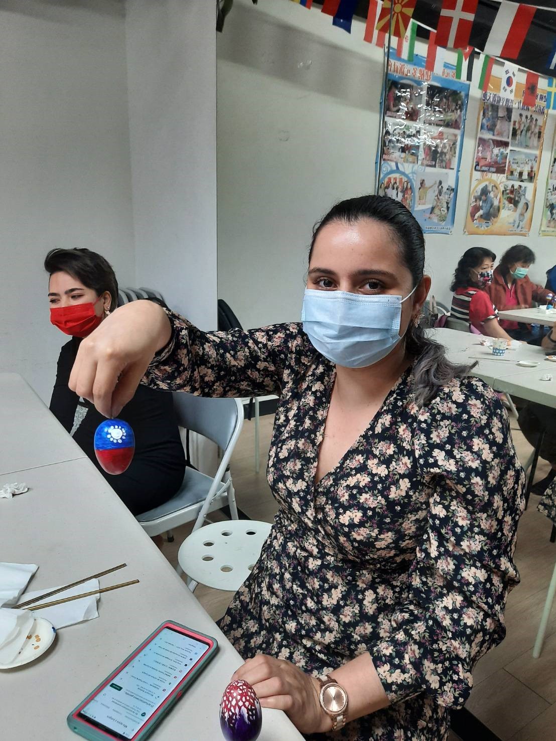 來自宏都拉斯的laribel愛台灣，繪畫中華民國國旗彩蛋　圖／嘉義市服務站提供　