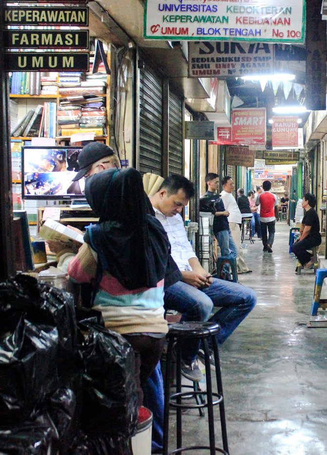 Berburu Buku Bekas di Pasar Palasari Bandung yang Melegenda. Sumber : Merdeka.com