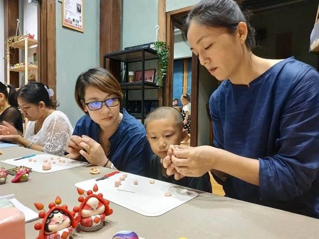 讚！新住民成立「關懷之家」，推廣「陶藝、剪紙」工藝。 圖／嘉義縣服務站提供