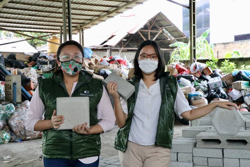 印尼2青年創業家將塑膠垃圾變建材，用妙招保護環境。 圖／翻攝自《中央社》