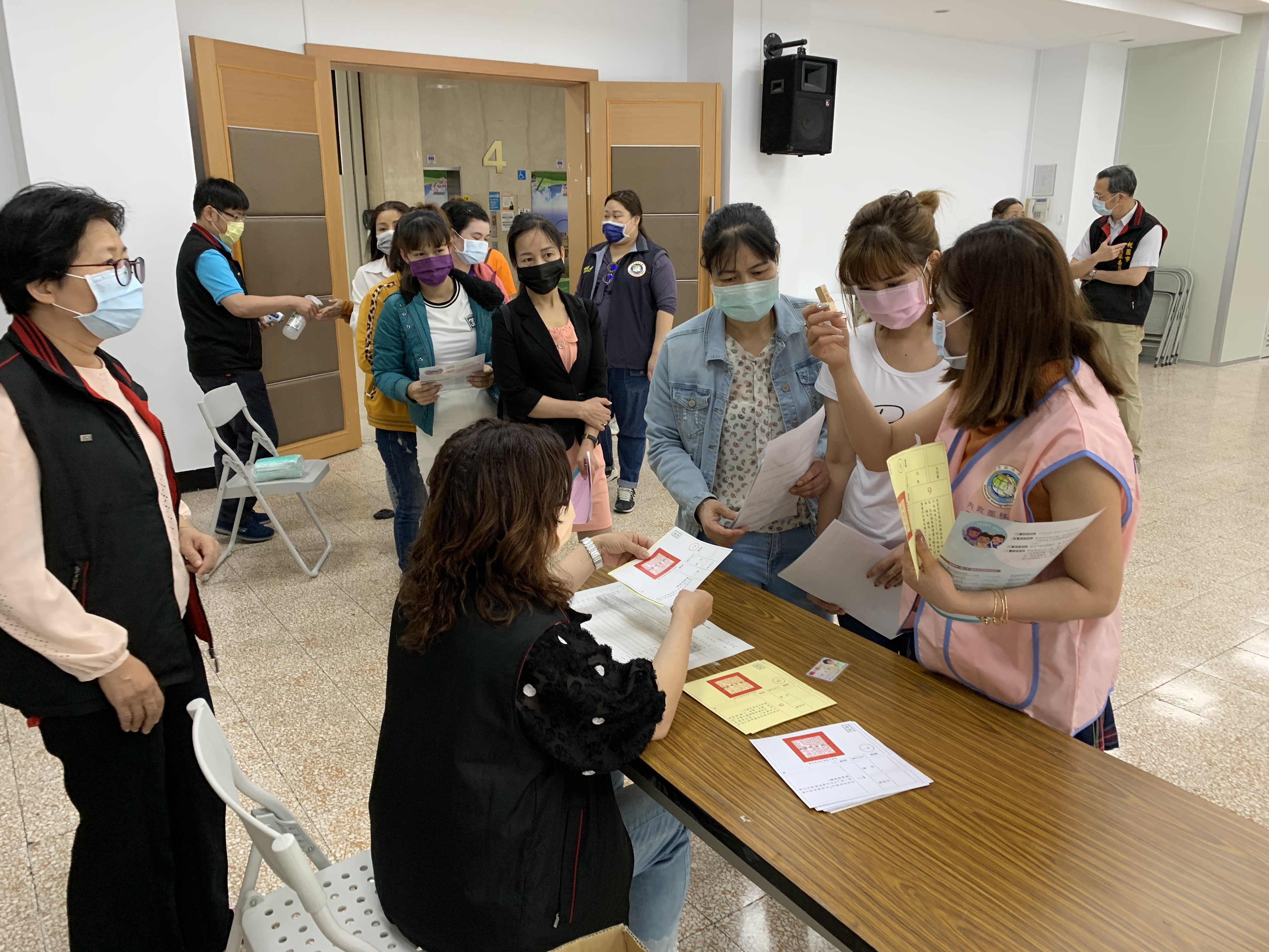 桃園服務站辦新住民公民投票模擬教學　多處網站提供多語懶人包　圖／桃園市服務站提供