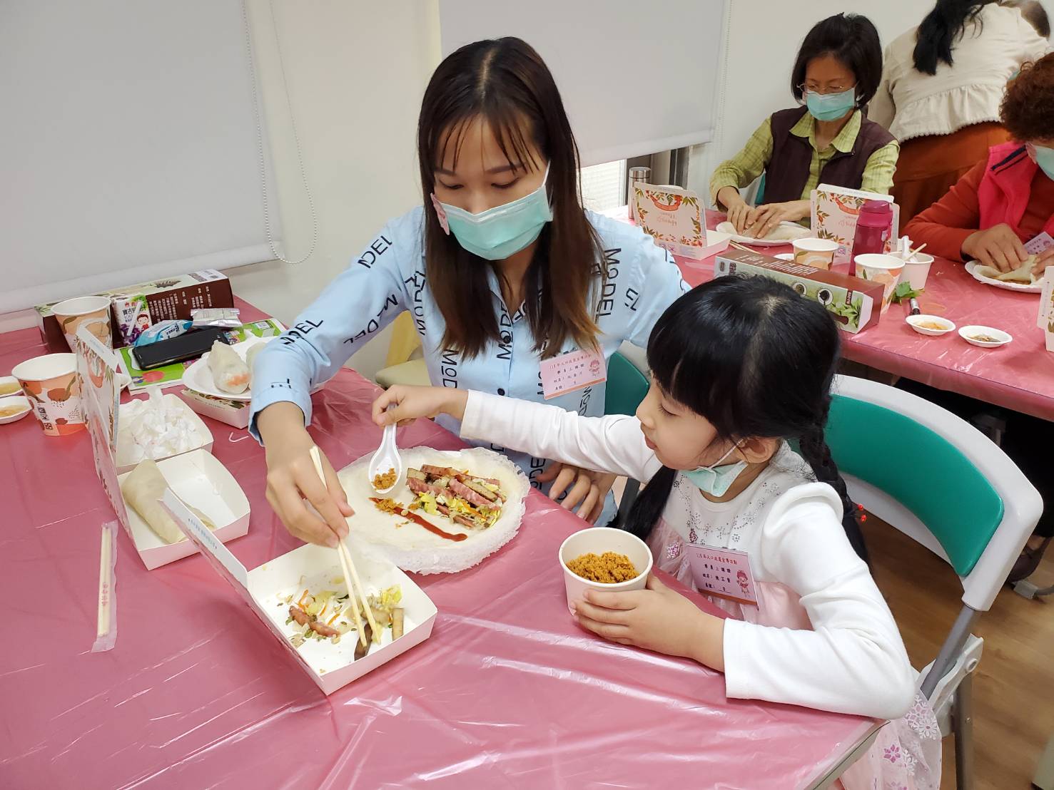 台中市邀新住民享受美食　一起製作台式潤餅與越式春捲。　圖／取自台中市政府全球資訊網