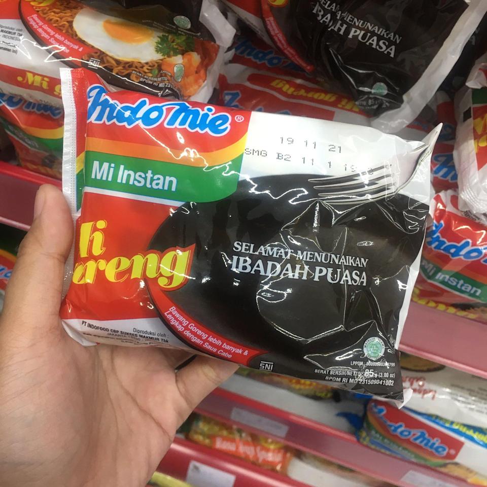 Mỳ gói Indomie với bao bì trống rỗng chào mừng tháng nhịn ăn Ramadan của người Hồi giáo. (Ảnh: trích dẫn từ Twitter @woodenwaves