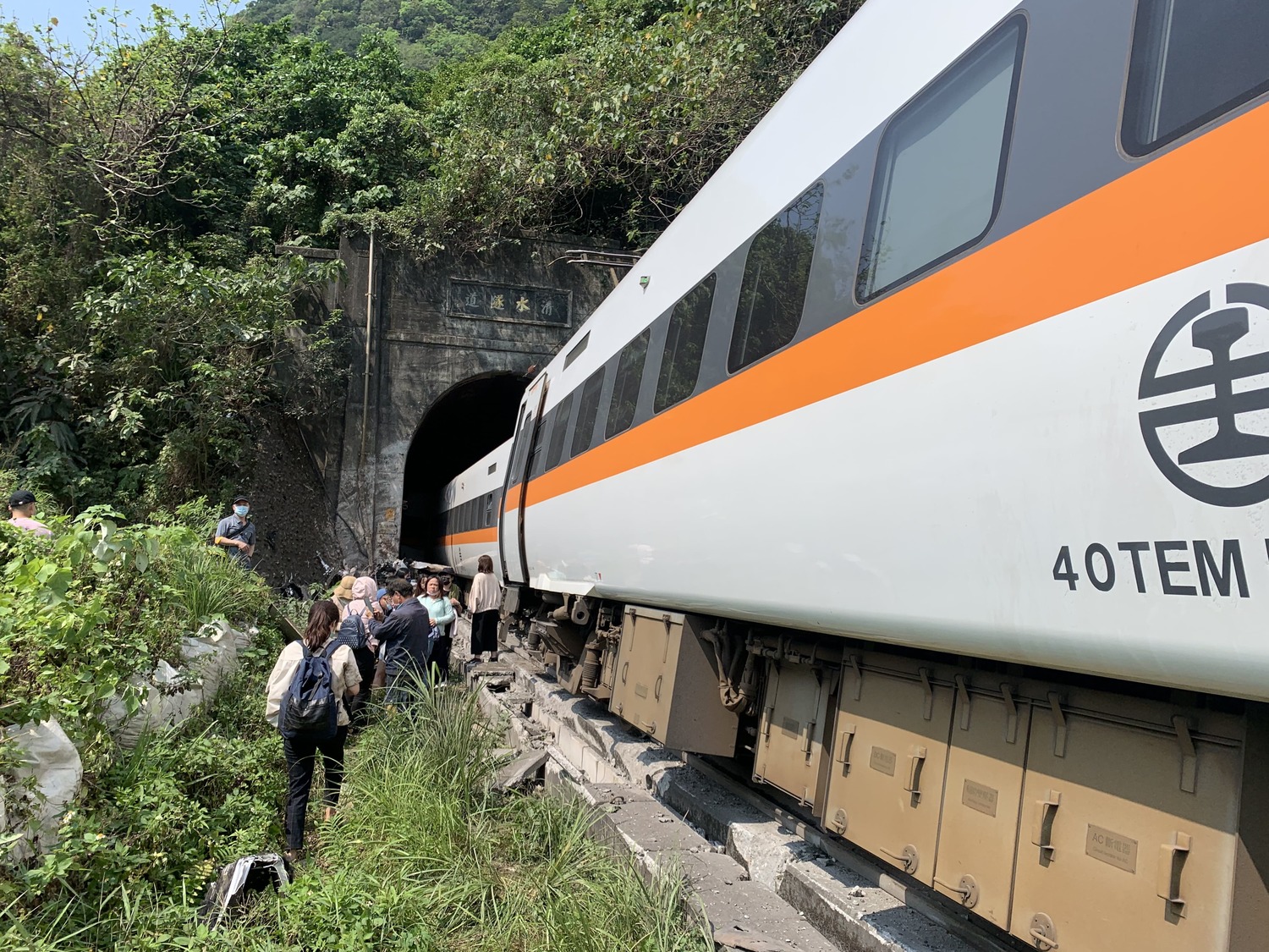 Sở Di dân hỗ trợ gia đình của 3 du khách nước ngoài tử nạn trong vụ lật tàu nhanh Taroko đến Đài Loan lo hậu sự. (Ảnh: trích dẫn từ 《新頭殼》