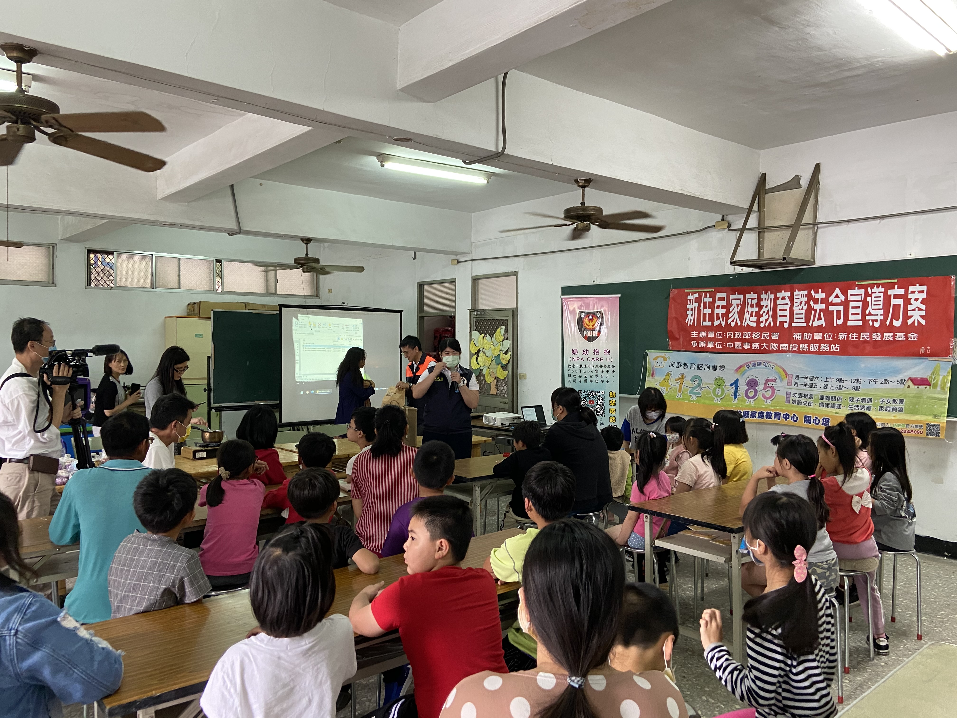 移民署南投縣服務站進行新住民居停留法令宣導。　圖／南投縣服務站提供