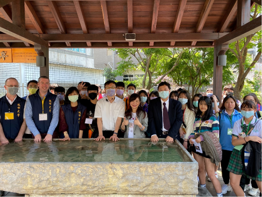 The Education Department of New Taipei City Government and Taipei City University of Science and Technology held a Workplace English Camp for students on April 13.  Image courtesy of Education Department of New Taipei City Government. 