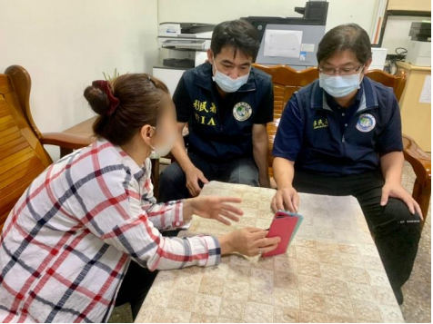 阿莊在高雄市專勤隊幹員陪同下，以視訊告訴母親醫藥費已結清。　圖／高雄市專勤隊提供