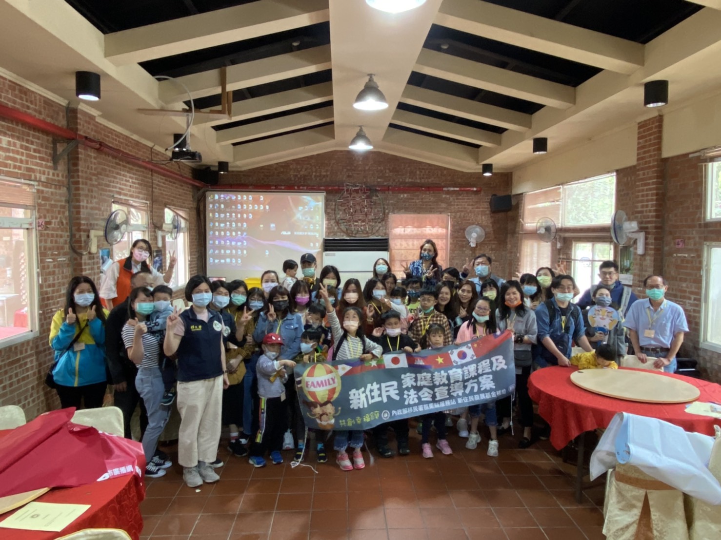 สถานีตรวจคนเข้าเมืองเหมี่ยวลี่ จัดกิจกรรมสานสัมพันธ์พ่อแม่ลูก พร้อมส่งเสริมผู้ตั้งถิ่นฐานใหม่ รักแผ่นดินและเรียนรู้เกี่ยวกับแมวดาว／ ภาพจากสถานีบริการเมืองเหมี่ยวลี่กองพลกิจการกลาง