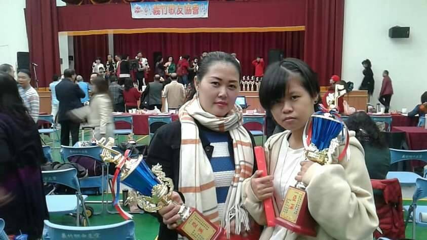 Xie Meili dan putri tertuanya Cai Yuchun berpartisipasi dalam Kompetisi Menyanyi Nasional di Yizhu, Kabupaten Chiayi, dan memenangkan runner-up dan runner-up ketiga. Sumber : Dinas Kabupaten Chiayi, Brigade Urusan Distrik Selatan