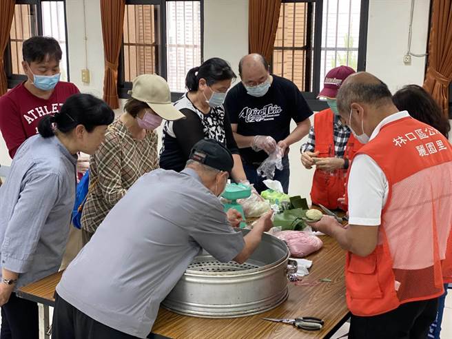 新北里長邀新住民「手作草仔粿」，分享台灣清明習俗。 圖／黃添福提供