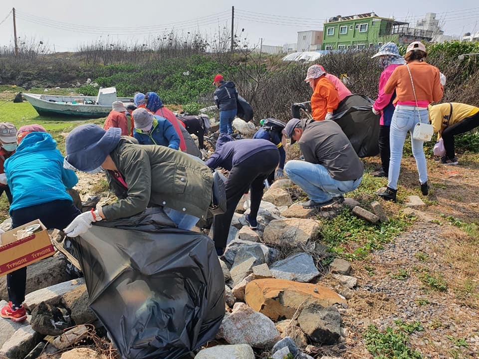 動手愛地球　澎湖新住民共同淨灘維護環境　圖／中區事務大隊澎湖縣服務站提供