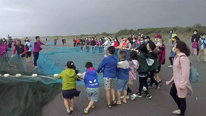 宜蘭辦「接地氣˙望國際」活動，邀新住民體驗捕魚文化。 圖／翻攝自《中時新聞網》