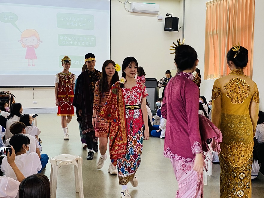 印尼新住民母女獲築夢計畫　共同完成服裝設計的夢想　圖／移民署桃園市服務站提供