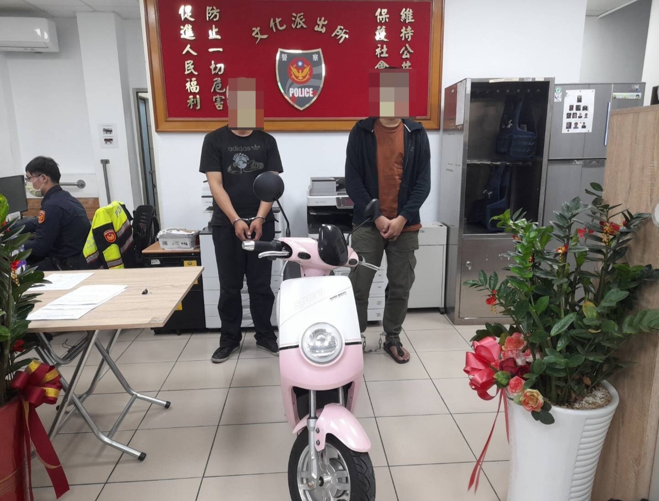Two thieves caught for stealing electric bicycles of migrant workers. Image courtesy of Wenhua Police Station. 
