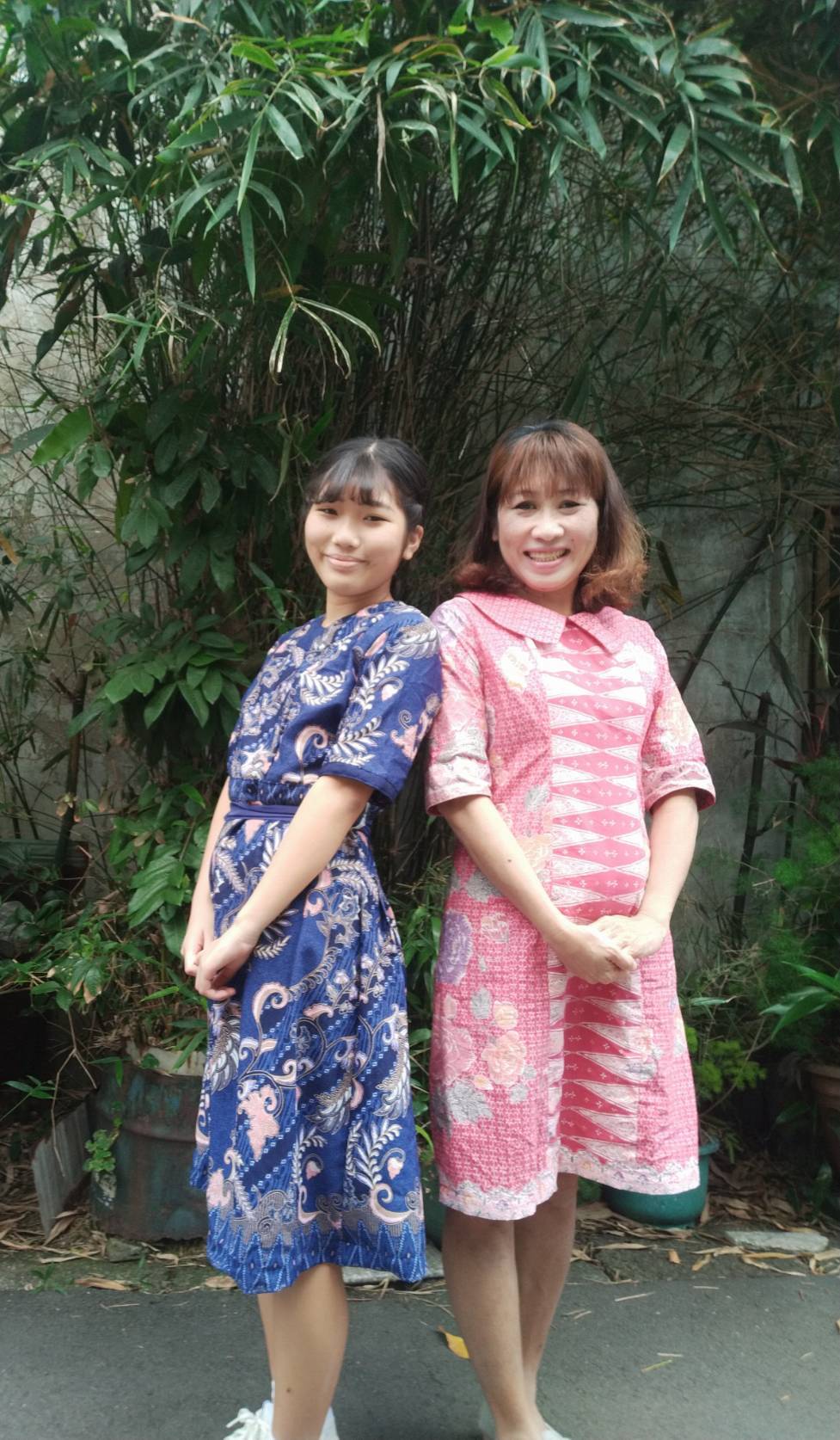 官美連女士（右）及女兒劉玉珍同學（左）穿著官美連女士設計的蠟染服飾。　圖／官美連女士提供