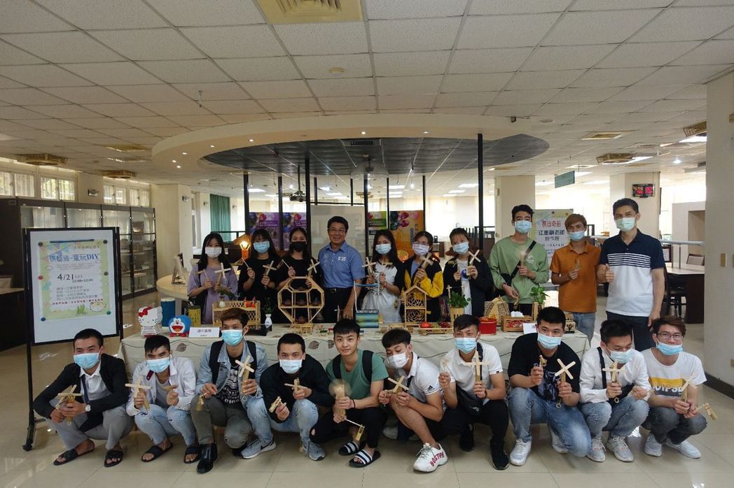 Đại học KHKT Cao Uyển tuyên truyền bảo vệ môi trường với hoạt động làm đồ thủ công bằng đũa tre. (Ảnh: Đại học KHKT Cao Uyển cung cấp