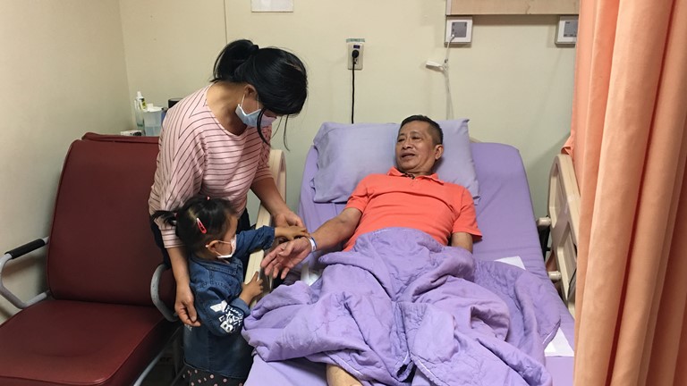 Di dân mới Việt Nam vừa chăm sóc người chồng đau ốm, vừa là trụ cột kinh tế gia đình. (Ảnh: trích dẫn từ Facebook 蘋果愛逗陣行臉書