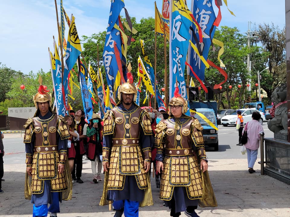 Foreigners reenact the history scene of Zheng Cheng Gong landing in Southern Taiwan. Image courtesy of Luer Community. 