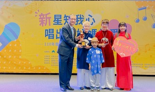 ผู้อำนวยการจง(鐘署長) มอบถ้วยรางวัลให้กับเฉินหลงปิน(陳睿彬) ผู้ที่ได้รับรางวัลที่ 3 จากการแข่งขันประเภทกลุ่ม／ ภาพจาก สถานีบริการเมืองอี๋หลาน