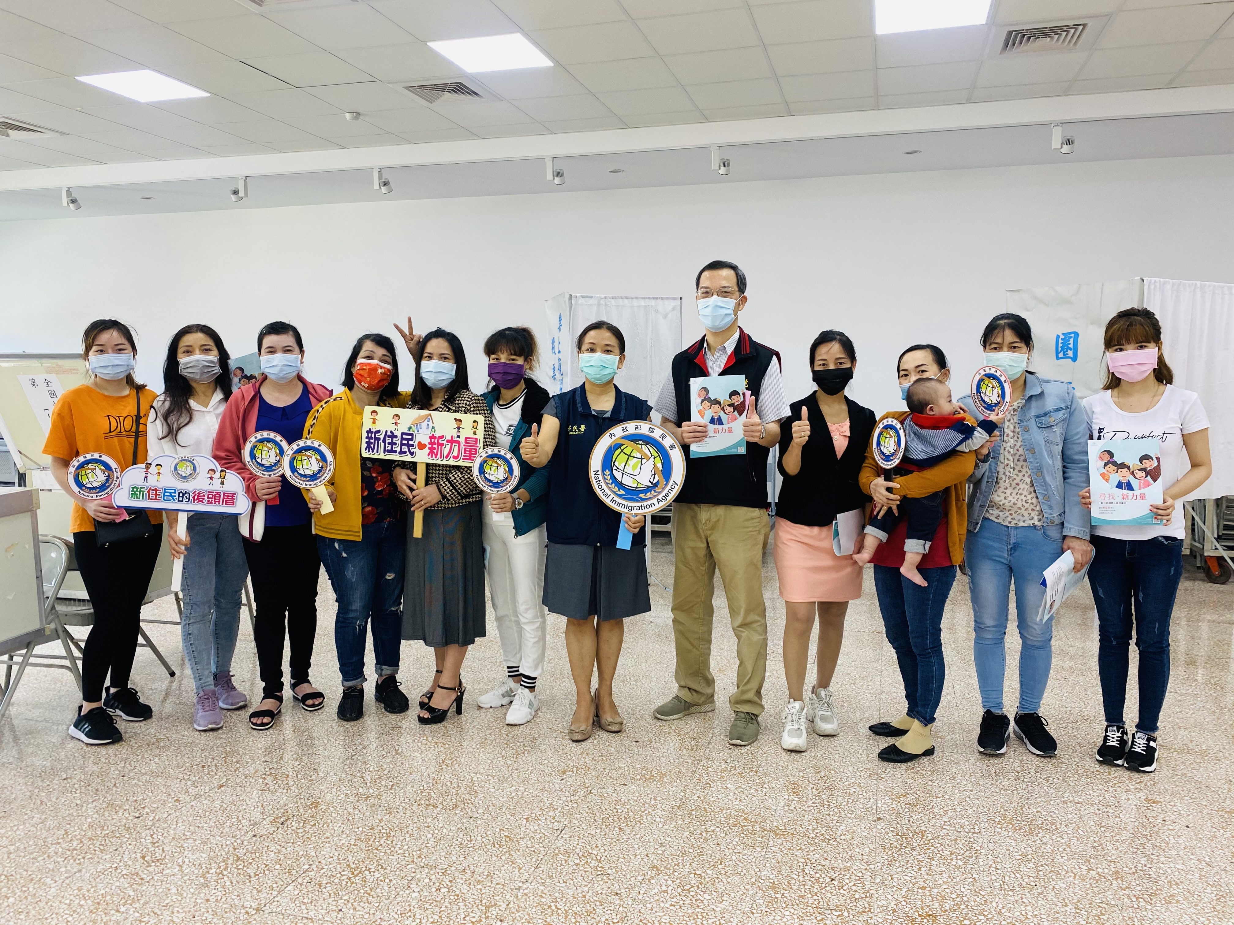 สถานีบริการเมืองเถาหยวน จัดการเรียนการสอนแบบจำลองการลงประชามติสำหรับผู้ตั้งถิ่นฐานใหม่ พร้อมนำเสนอเว็บไซต์กระเป๋าขี้เกียจหลายภาษาไว้ให้ใช้งาน／ ภาพจาก สถานีบริการเมืองเถาหยวน